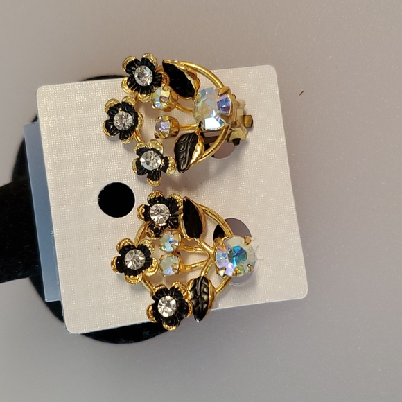 AUSTRIA  Vintage goldtone clip on earrings clear rhinestones floral  design - Picture 4 of 5